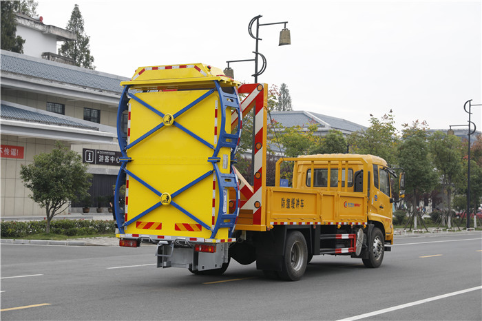 道路安全守護(hù)者 河北邢臺(tái)東風(fēng)防撞緩沖車(chē)在公路養(yǎng)護(hù)與救護(hù)中的關(guān)鍵作用