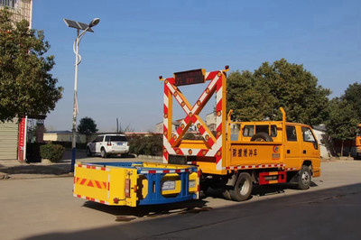 江鈴藍(lán)牌防撞緩沖車(chē) 守護(hù)西藏高速公路安全的重要防線(xiàn)