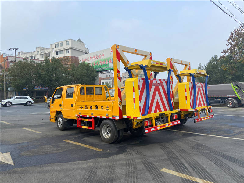 江鈴防撞緩沖車(chē) 高速公路安全的可靠保障