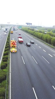 蘇嘉杭高速舉行防撞緩沖車(chē)實(shí)戰(zhàn)演練，筑牢道路作業(yè)安全防線