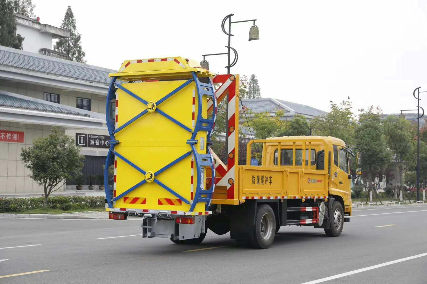 廣東汕頭南澳江鈴防撞緩沖車(chē)部署，為道路施工與緊急救援筑牢安全屏障